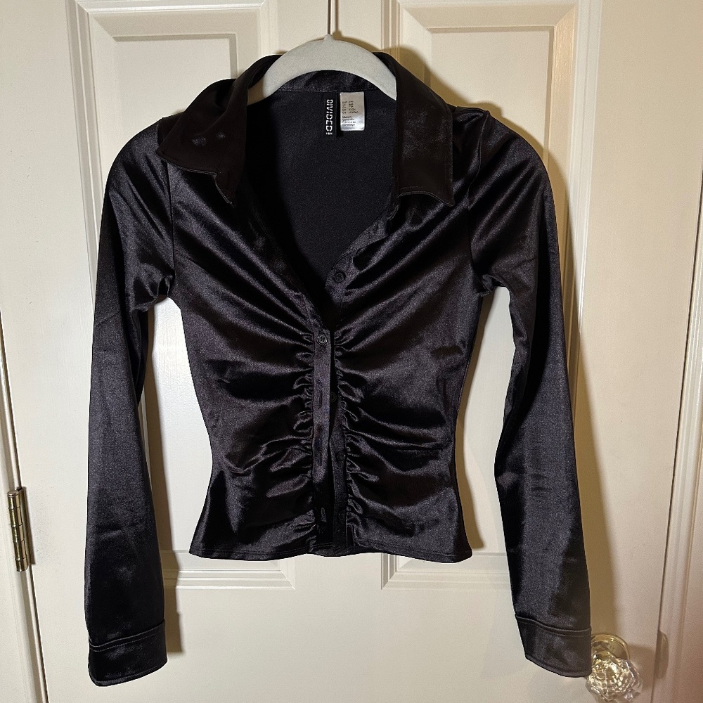 H&M Divided Black Longsleeve Button Down Ruched Front Fitted